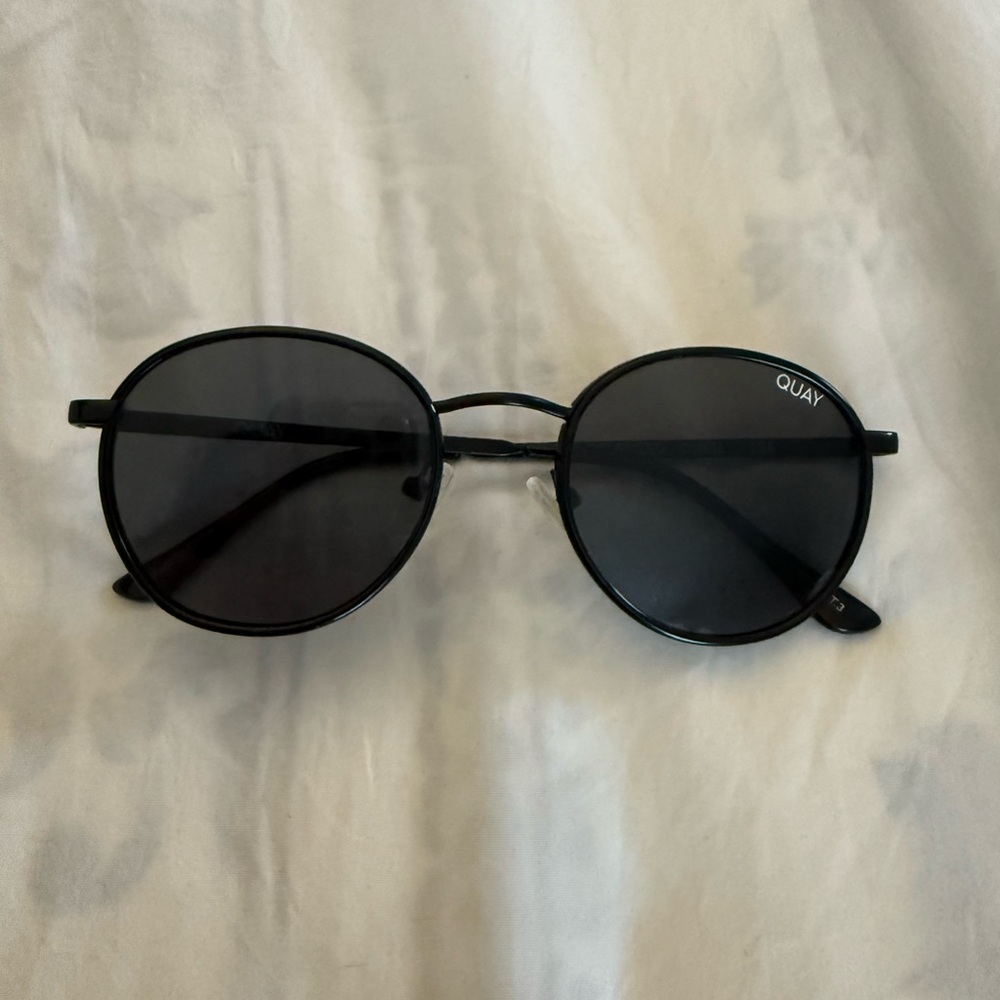 Quay Black Round Sunglasses